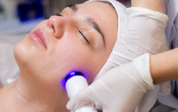 تخلصي من الشعر غير المرغوب فيه بفعالية وأمان مع جلسات الليزر الحديثة، لجميع أنواع البشرة.